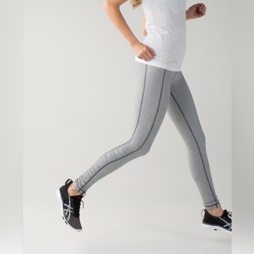 Lululemon Turn Around Tight Heathered Herringbone Heathered Black White Ruched